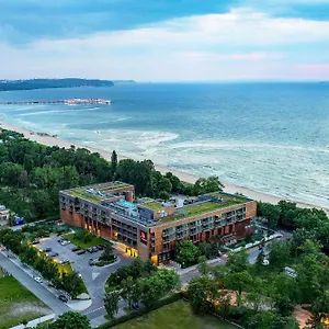 Marriott & Hotel